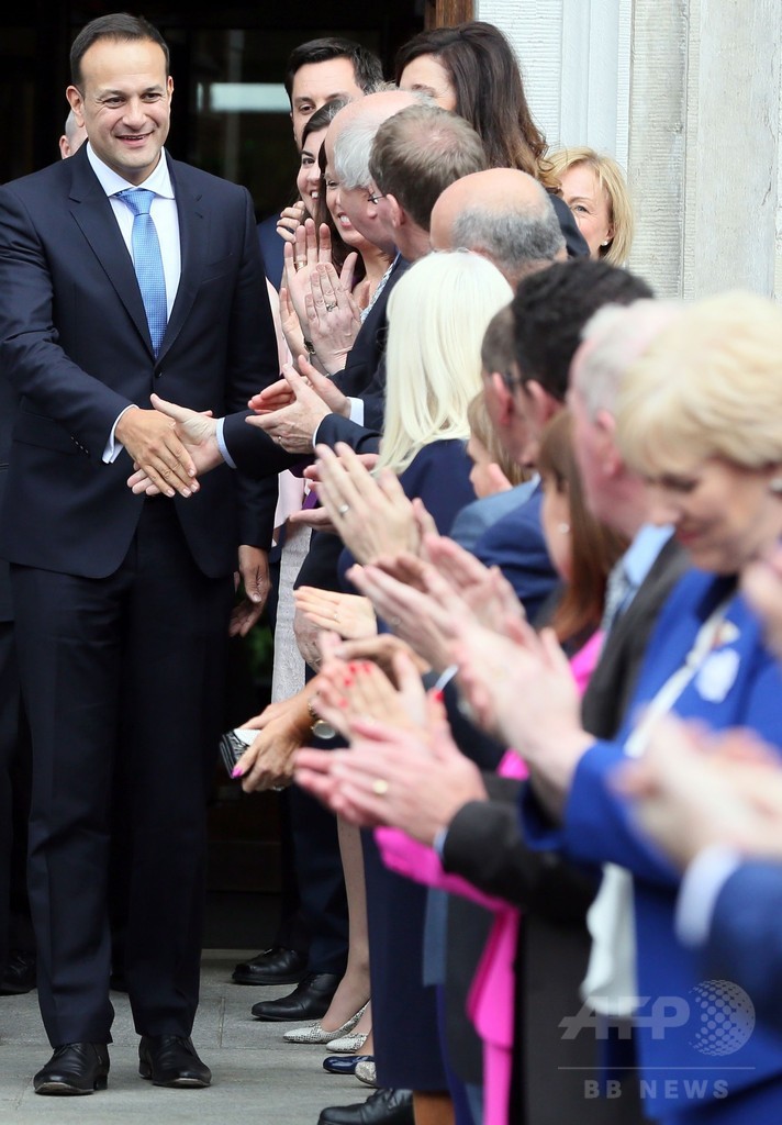 アイルランド首相に初の同性愛者 バラッカー氏が就任