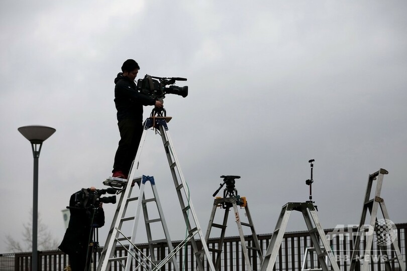 ゴーン被告、保釈される 東京拘置所から作業服姿で