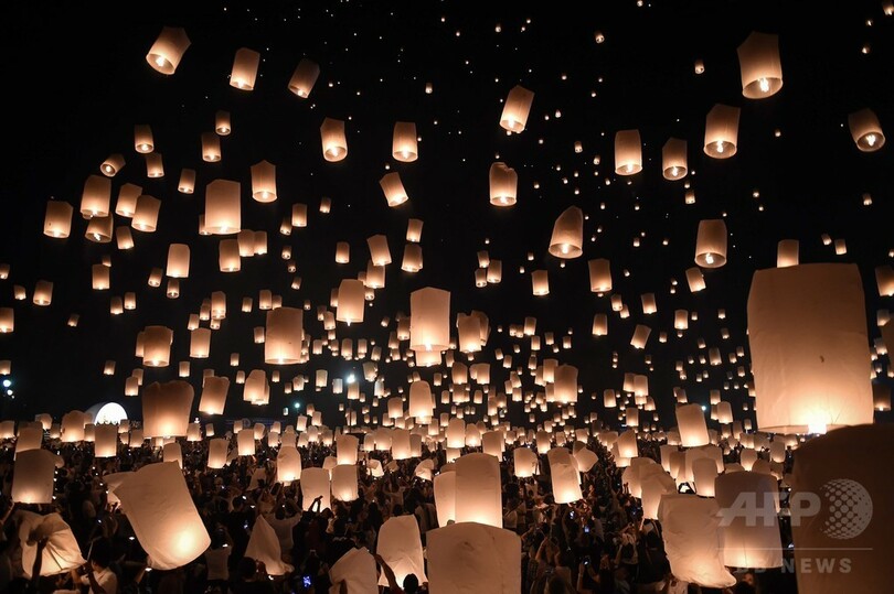 空に放たれるランタン 娯楽 祝賀活動の制限も緩やかに タイ 写真7枚 国際ニュース Afpbb News