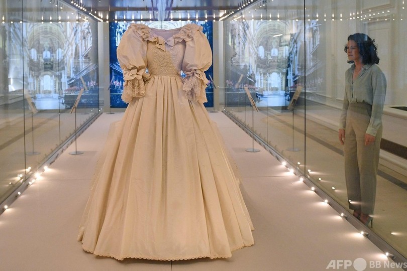 ダイアナ妃のウエディングドレスも 英王室ファッション展が開幕 写真10枚 国際ニュース Afpbb News