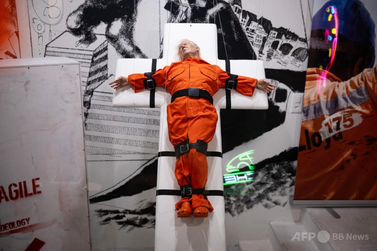 磔にされるトランプ氏の彫刻、スイスで展示 写真8枚 国際ニュース