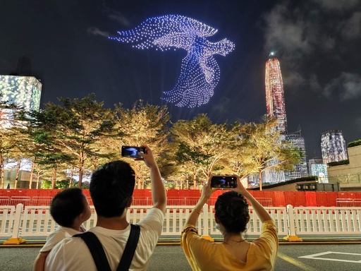 無人機の編隊で空に鳥や党旗 中国共産党創立100年のショー 写真4枚