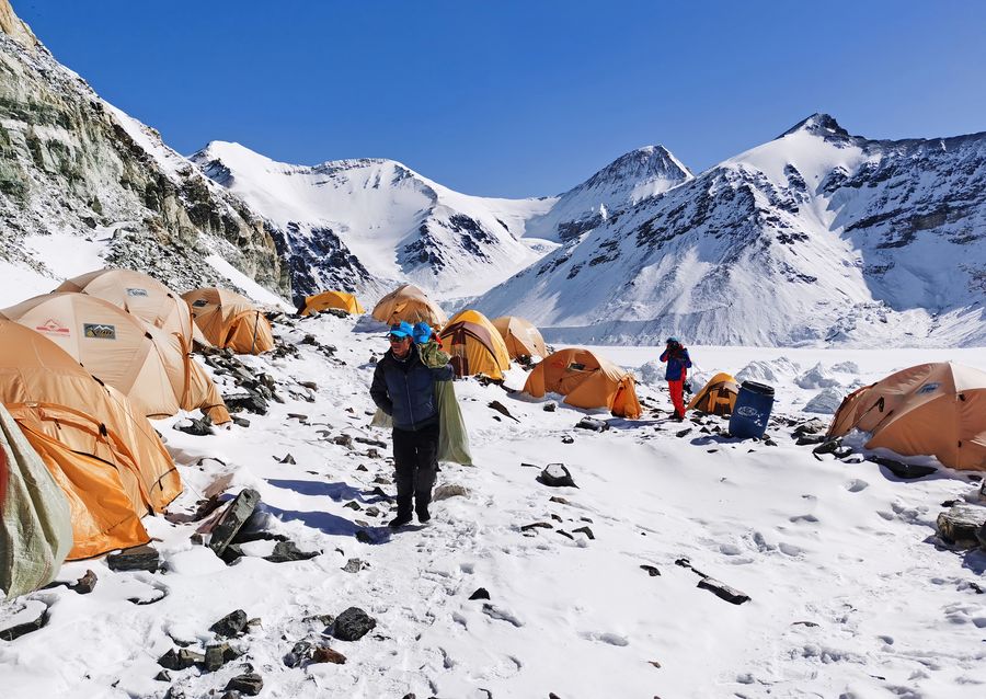 雪崩の恐れで、チョモランマ登頂を延期 中国の測量チーム 雪崩の恐れで、チョモランマ登頂を延期 中国の測量チーム