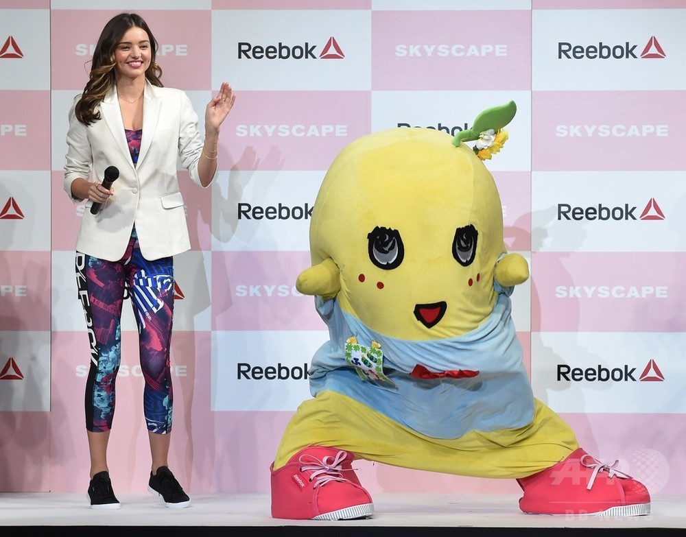 ミランダ・カーとふなっしーが初対面、リーボック スカイスケープ