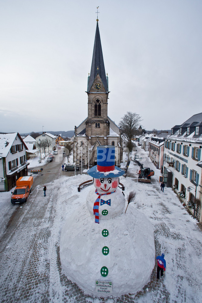 特大雪だるま、広場でにっこり ドイツ 写真5枚 国際ニュース：AFPBB News