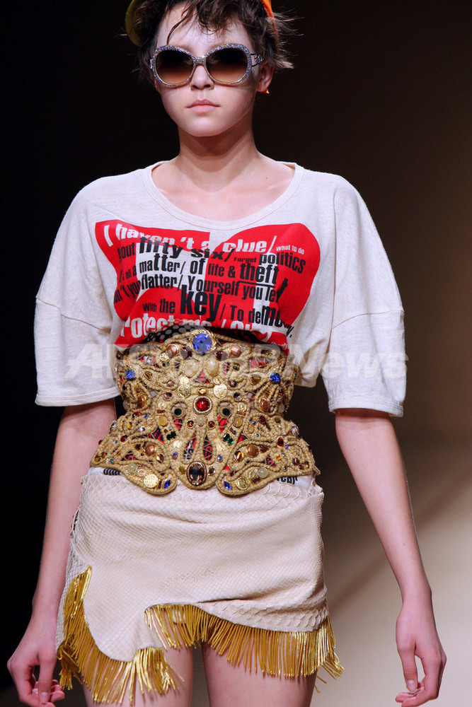 08年春夏パリ・コレクション＞ヴィヴィアン・ウエストウッド、新作を