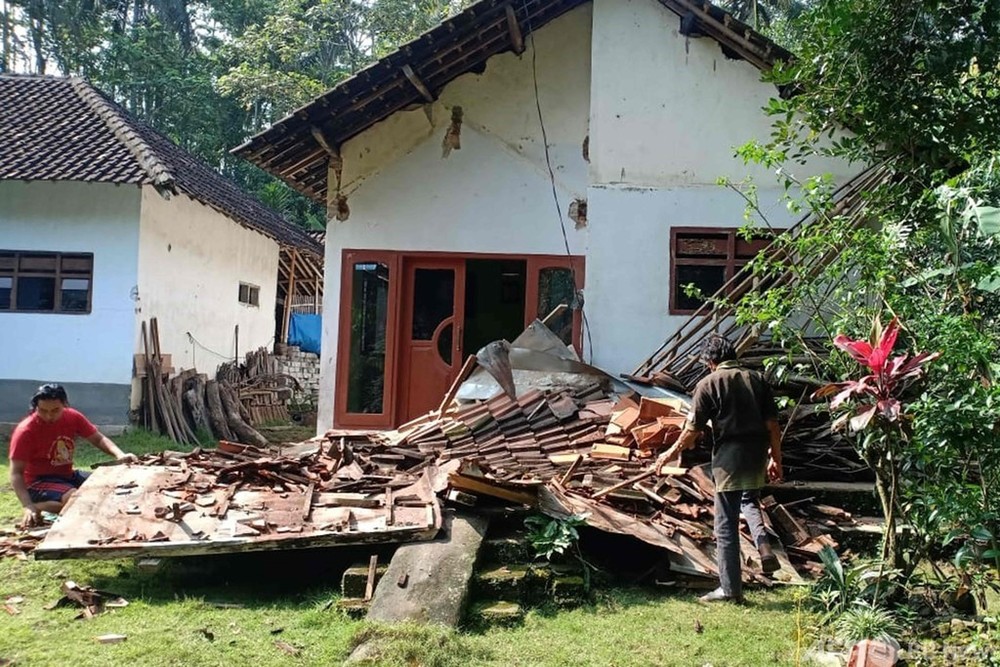 インドネシア・ジャワ島でM6.0の地震、7人死亡 写真7枚 国際ニュース
