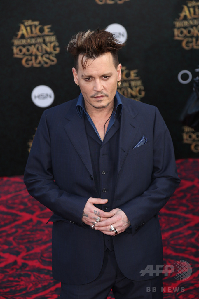 J・デップ、妻のために入れたタトゥー「スリム」から「スカム」に