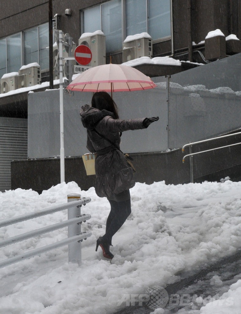 日本の広い範囲で大雪、交通乱れ事故相次ぐ