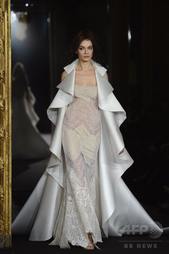 花とカラフルなドレスで祝う10周年、「アレクシ・マビーユ」15年春夏オートクチュール