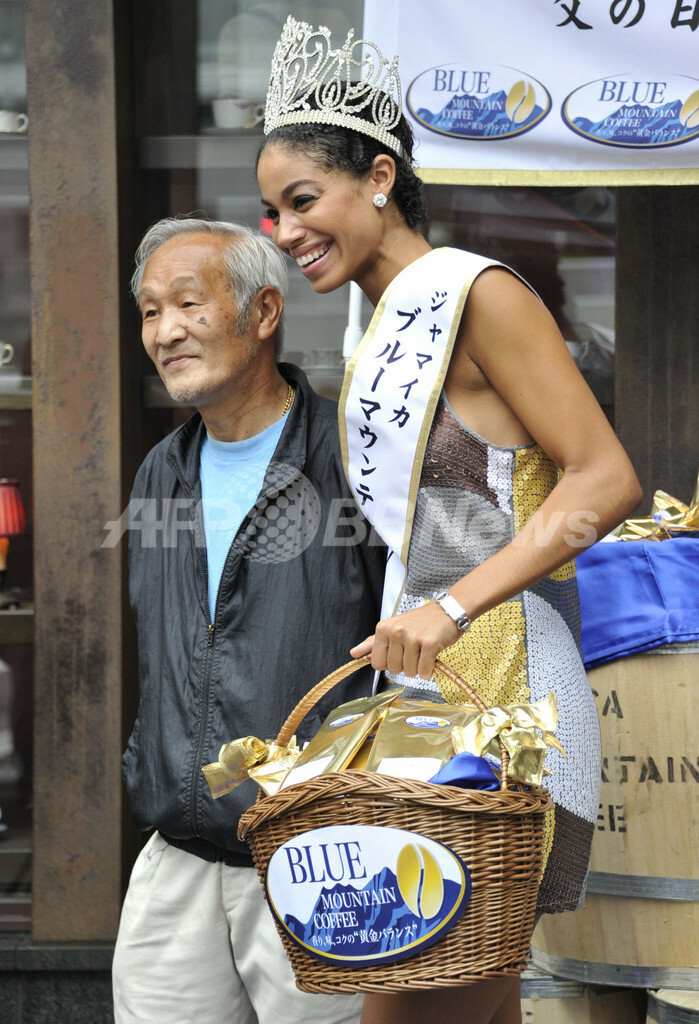 美人が配るブルマンはおいしさ2倍 ミス ジャマイカが 父の日 でpr 国際ニュース Afpbb News