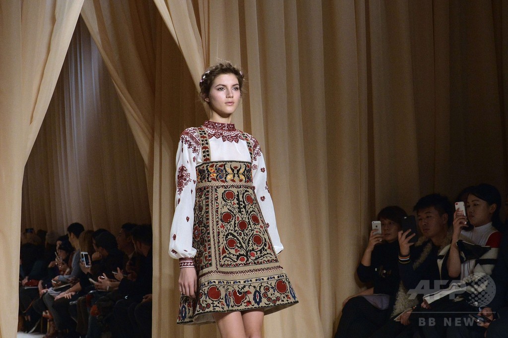 画家シャガールに着想を得たロシア風フォークロア、「ヴァレンティノ」15年春夏オートクチュール