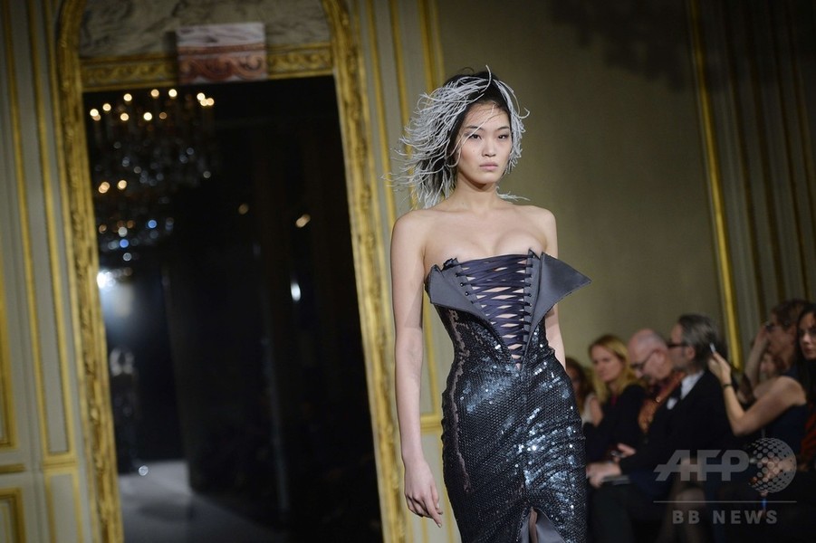 花とカラフルなドレスで祝う10周年、「アレクシ・マビーユ」15年春夏オートクチュール