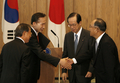 都内の首相官邸で、経済団体による報告会に臨む（左から）韓国の全国経済人連合会（Federation of Korean Industries、FKI）の趙錫来（チョ・ソクレ、Cho Suck-rae）会長、李明博（イ・ミョンバク、Lee Myung-Bak）大統領（左から2人目）、福田康夫（Yasuo Fukuda）首相（右から2人目）、日本経団連（Japan Business Federation）の御手洗冨士夫（Fujio Mitarai）会長（右、2008年4月21日撮影）。