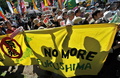 「こどもの日」の5日、都内で脱原発を求める集会とデモ行進が行われた。

一方、北海道電力は同日、定期点検のため、国内で唯一稼動している泊原発3号機の出力低下作業を開始した。これにより、国内では全ての原発が停止し、原発による発電量はゼロとなる。

写真は、脱原発を訴え行進する人々（2012年5月5日撮影）。(c)AFP/KAZUHIRO NOGI