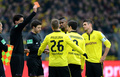 12-13ドイツ・ブンデスリーガ1部は9日、第21節の試合が各地で行われ、ボルシア・ドルトムント（Borussia Dortmund）は1-4でハンブルガーSV（Hamburger SV）に敗れた。

一発退場を命じられるドルトムントのロベルト・レワンドフスキ（Robert Lewandowski、右から2人目、2013年2月9日撮影）。(c)AFP/PATRIK STOLLARZ