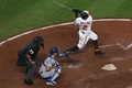 19MLB、ボルティモア・オリオールズ対ロサンゼルス・ドジャース。3点本塁打を放つボルティモア・オリオールズのジョナサン・ビアー（右、2019年9月11日撮影）。(c)Patrick Smith/Getty Images/AFP