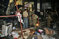 2007年11月28日、コロンボ（Colombo）の衣料品店前で発生した爆破テロの現場を調べる治安部隊と消防隊。(c)AFP