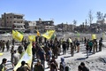 シリア北部ラッカの広場に集まるクルド人とアラブ人の合同部隊「シリア民主軍」の隊員ら（2017年10月17日撮影）。(c)AFP/BULENT KILIC