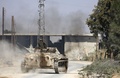 シリアの首都ダマスカス近郊を進む政府軍の歩兵戦闘車（2018年3月7日撮影）。(c)AFP PHOTO / STRINGER