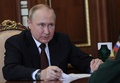 ロシア・モスクワでセルゲイ・ショイグ国防相と協議するウラジーミル・プーチン大統領（2022年7月4日撮影）。(c)Mikhail Klimentyev / SPUTNIK / AFP