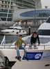 ムバダラ・ワールド・テニス選手権（Mubadala World Tennis Championship 2012）に出場するために訪れたアラブ首長国連邦（UAE）のアブダビ（Abu Dhabi）で、ヨットを楽しむセルビアのノバク・ジョコビッチ（Novak Djokovic）選手（左）と英国のアンディ・マレー（Andy Murray）選手（2012年12月27日撮影）。(c)AFP/HO/MUBADALA