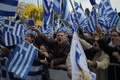 ギリシャ首都アテネで、マケドニアの国名問題で政府の妥協に反対する抗議集会に参加した人々（2018年2月4日撮影）。(c)AFP PHOTO /　ANGELOS TZORTZINIS