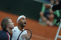 写真は主審に抗議するブレーク（右）とチーム監督のパトリック･マッケンロー（%%Patrick McEnroe%%、左）。(c)AFP