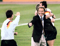 1990年W杯イタリア大会決勝、西ドイツ対アルゼンチン。優勝を飾り喜ぶ西ドイツのフランツ・ベッケンバウアー監督（右、1990年7月8日撮影）。(c)AFP
