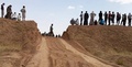 イラク・ニナワ（Nineveh）州とシリアの町ハサカ（Hasakah）を結ぶ、新しく造られた道路の脇に立つイスラム武装勢力「イラク・レバントのイスラム国（Islamic State of Iraq and the Levant、ISIL）」の戦闘員を写したとされる写真。イスラム過激派のツイッター（Twitter）アカウント「Al-Baraka」が2014年6月11日に公開（2014年6月11日公開）。(c)AFP/HO/ALBARAKA NEWS