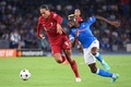 サッカー欧州チャンピオンズリーグ、グループA第1節、ナポリ対リバプール。ボールを競るリバプールのビルヒル・ファン・ダイク（左）とナポリのヴィクター・オシムヘン（2022年9月7日撮影）。(c)Alberto PIZZOLI / AFP