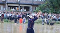 観光客が地元の人々と一緒に田んぼの中で魚を捕る地元の伝統的遊びに参加した（2019年11月８日撮影）。(c)CNS/陳秋霞