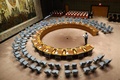 米ニューヨークの国連本部で、無人となった国連安全保障理事会の会議場に立つ職員（2017年9月20日撮影、資料写真）。(c)Stephane LEMOUTON / POOL / AFP