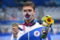 東京五輪、競泳男子200メートル背泳ぎ決勝。表彰式で金メダルを手にポーズを取るロシア五輪委員会（ROC）のエフゲニー・リロフ（2021年7月30日撮影）。(c)Oli SCARFF / AFP