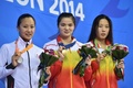 第17回アジア競技大会（17th Asian Games、Asiad）競泳女子100メートル平泳ぎ決勝。表彰式に臨む（左から）銀メダリストの渡部香生子（Kanako Watanabe）、優勝した史婧琳（Shi Jinglin）、銅メダリストの賀贇（He Yun、2014年9月21日撮影）。(c)AFP/PHILIPPE LOPEZ