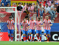 12-13スペイン1部リーグは23日、第5節の試合が各地で行われ、アトレティコ・マドリード（Atletico de Madrid）は2-1でレアル・バジャドリード（Real Valladolid）に勝利した。

得点を喜ぶアトレティコ・マドリードの選手（2012年9月23日撮影）。(c)AFP/DOMINIQUE FAGET