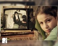 シリアのランバ・メディア・プロダクション（Lamba Media Production）が動画サイトに公開した、全出演者が子どものコメディー『ウム・アブド・ハラビヤ（Umm Abdo al-Halabiya）』導入部で紹介される主演の9歳少女ラシャ（Rasha）ちゃん（右、2014年6月29日撮影）。(c)AFP/Lamba Media Production