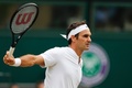 テニス、ウィンブルドン選手権、男子シングルス決勝。リターンを打つロジャー・フェデラー（2017年7月16日撮影）。(c)AFP/Adrian DENNIS