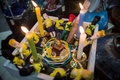 ブラジル・リオデジャネイロ（Rio de Janeiro）の宗教グッズ店で、サッカーW杯ブラジル大会（2014 World Cup）準々決勝に向けてブラジル代表にパワーと運を授けるためブラジル代表の人形を使って行われたアフリカ系密教の儀式（2014年7月3日撮影）。(c)AFP/YASUYOSHI CHIBA