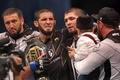 総合格闘技イベント「UFC 280」、ライト級王座決定戦。陣営と勝利を喜ぶイスラム・マカチェフ（左から2人目、2022年10月22日撮影）。(c)Giuseppe CACACE/ AFP
