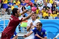 サッカーW杯ブラジル大会（2014 World Cup）グループD、イタリア対ウルグアイ。ボールをクリアするイタリアのジャンルイジ・ブッフォン（Gianluigi Buffon、2014年6月24日撮影）。(c)AFP/GIUSEPPE CACACE