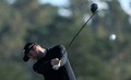 男子ゴルフ、AT&amp;Tペブルビーチ・ナショナルプロアマ（AT&amp;T Pebble Beach National Pro-Am 2013）3日目。6番ホールでティーショットを放つクリス・カーク（Chris Kirk、2013年2月9日撮影）。(c)AFP/Getty Images/Jeff Gross
