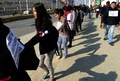 ネパール・カトマンズ（Kathmandu）で行われた、男女平等の市民権を要求する抗議行動で、人間の鎖を作る活動家ら（2014年12月24日撮影）。(c)AFP/Prakash MATHEMA