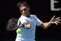 全豪オープンテニス、男子シングルス準々決勝。リターンを打つロジャー・フェデラー（2020年1月28日撮影）。(c)Greg Wood / AFP