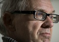 スウェーデンのNyhamnslageで取材に応じる漫画家のラーシュ・ビルクス氏（2012年1月3日撮影）。(c)AFP/TT NEWS AGENCY/BJORN LINDGREN