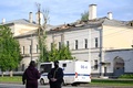 ロシア・モスクワで、無人機攻撃を受けた非居住用建物と近くで警戒に当たる警察官（2023年7月24日撮影）。(c)Alexander NEMENOV / AFP