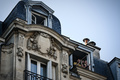 仏パリのアパートの窓から医療従事者に拍手を送る住民（2020年4月22日撮影）。(c)Philippe LOPEZ / AFP