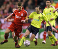 写真は、リバプールのスティーブン・ジェラード（%%Steven Gerrard%%、左）からボールを奪うバルセロナのアンドレス・イニエスタ（%%Andres Iniesta%%）。(c)AFP/PAUL ELLIS