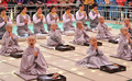 韓国・ソウル（Seoul）の曹渓寺（Chogye Temple）で3日、釈迦（しゃか）の誕生日を前に、子どもたちが頭を丸める行事が開かれた。韓国での今年の釈迦誕生日は、満月の17日に祝われる（2013年5月3日撮影）。(c)AFP/KIM JAE-HWAN