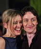写真は、プレミア会場に到着した出演俳優のジェームズ・マカヴォイ（%%James McAvoy%%、右）と妻で女優のアンヌ・マリー・ダフ（%%Anne-Marie Duff%%）。(c)AFP/MAX NASH